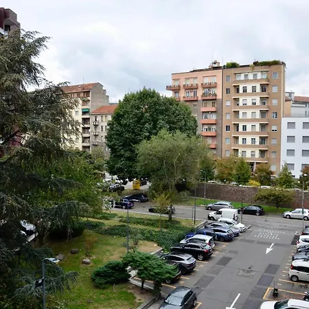New Renovated With Balcony Porta Romana Apartmán